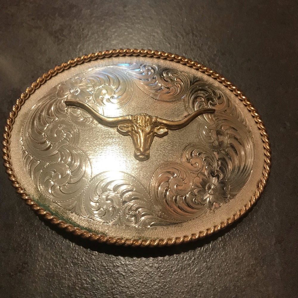 Men’s belt buckle.